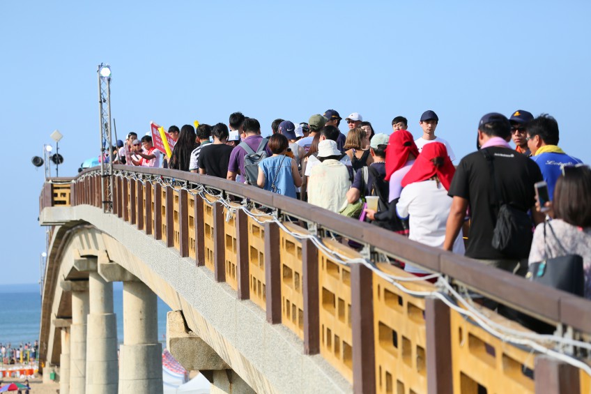 Menyeberangi Jembatan Pelangi dan berpartisipasi dalam acara musik musim panas