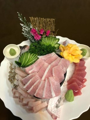 Thanh đồ ăn nhẹ tóc đen và trắng - sashimi