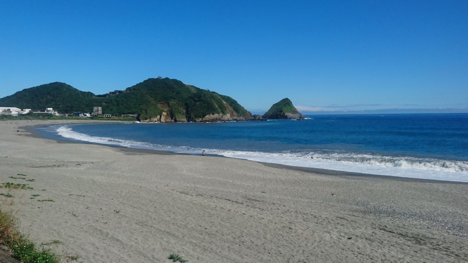 內埤海灘-藍海與綠山之境