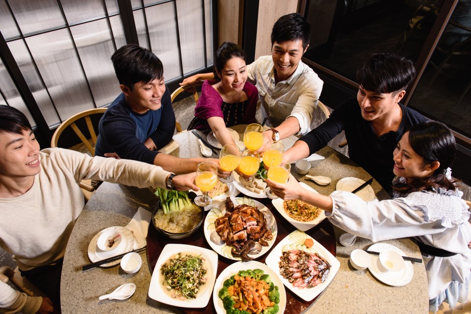 Bạn bè và gia đình chia sẻ ẩm thực Hồng Kông