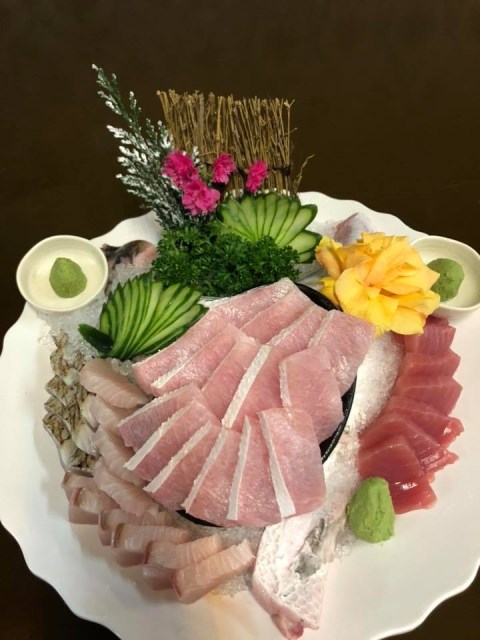 Thanh đồ ăn nhẹ tóc đen và trắng - sashimi