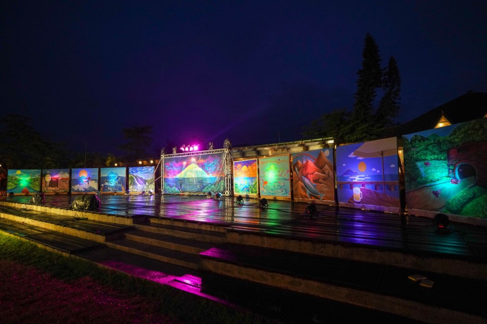 Pameran lukisan neon cahaya dan bayangan malam