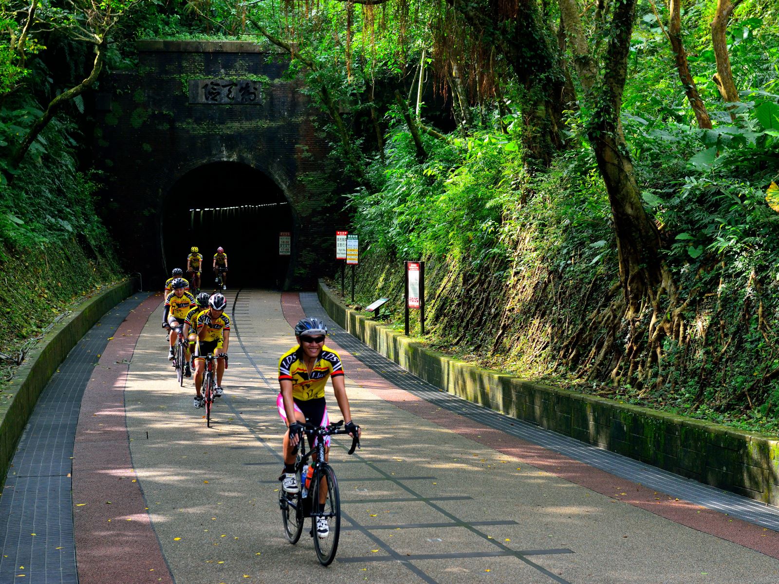 大東北角最知名的莫過於豐富的自行車旅遊資源，例如台灣第一條鐵路隧道改建的「舊草嶺隧道自行車道」。