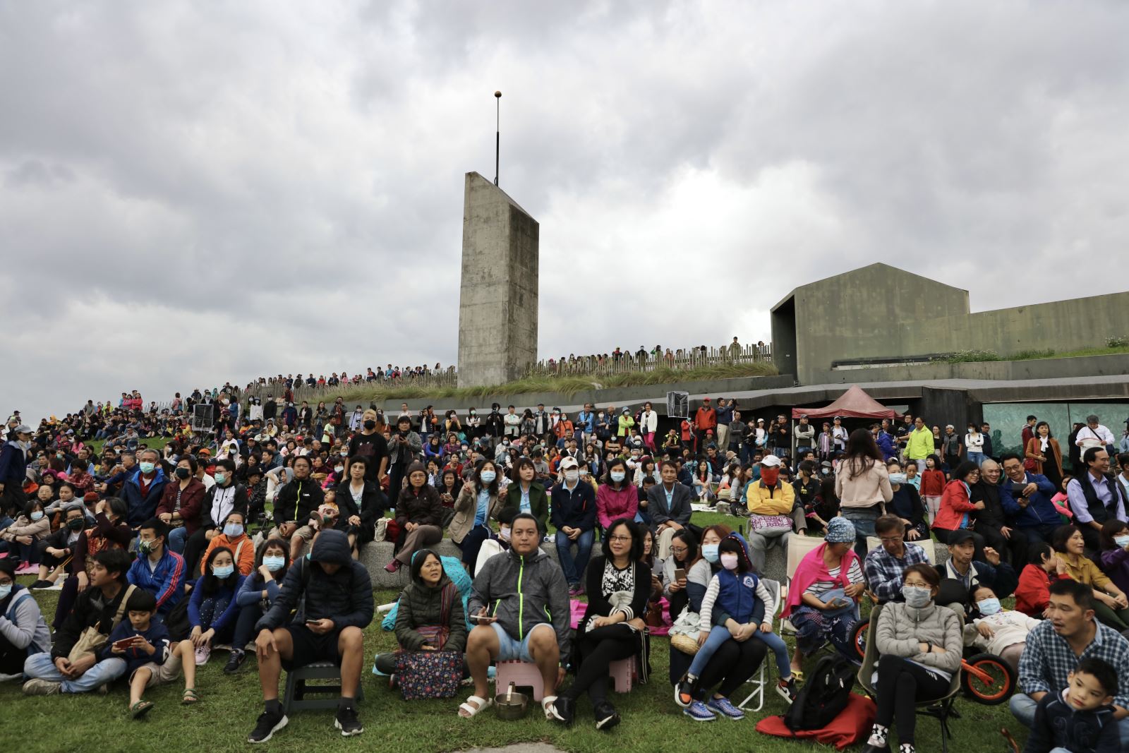 People watching the performance of Yourenshen Drum in Zhuangwei Sand Dunes 2