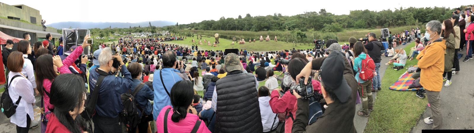 Zhuangwei 사구는 우수한 사람들과 신성한 드럼 연주 사람들을 볼 3