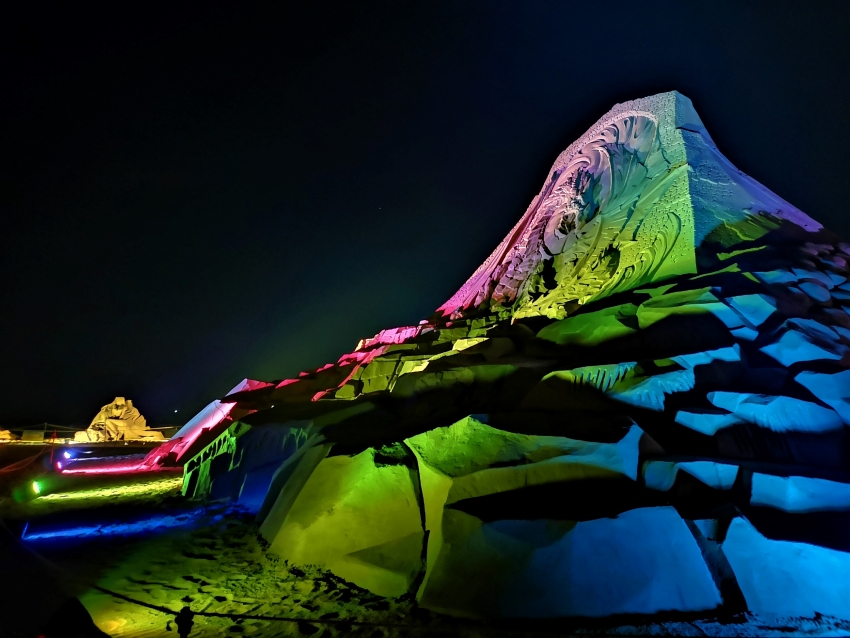 Night-time sand sculpture show