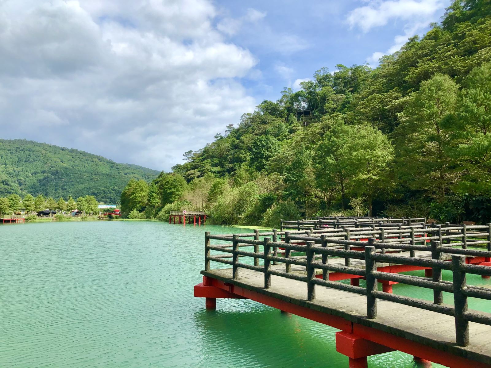 집게를 즐길 수있는 성지 인 "Wanglongpi"에있는 Jiuqu 다리를 통해 방문객은 호수로 걸어 들어갈 수 있습니다.