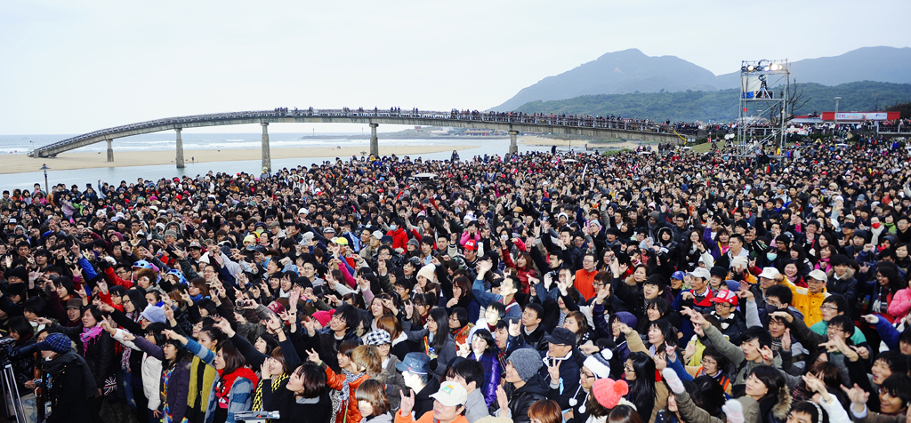 大批民眾蜂擁而至