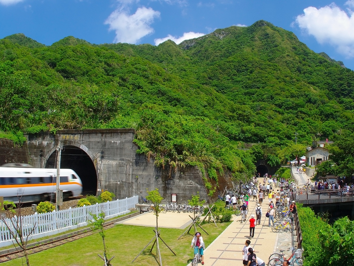 Endless crowds of the old Caoling Tunnel
