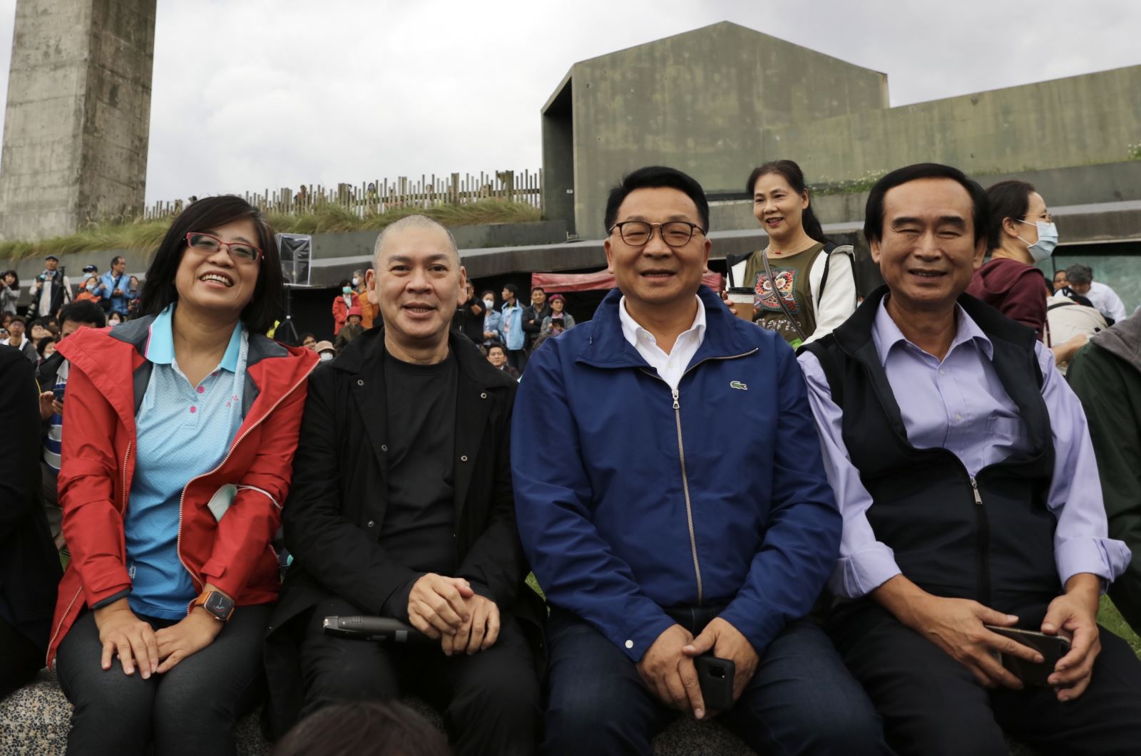 Sutradara Chen Meixiu dan sutradara Cai Mingliang berfoto bersama dengan Chen Liwei, Opal Shen Xiang, Changqingshan