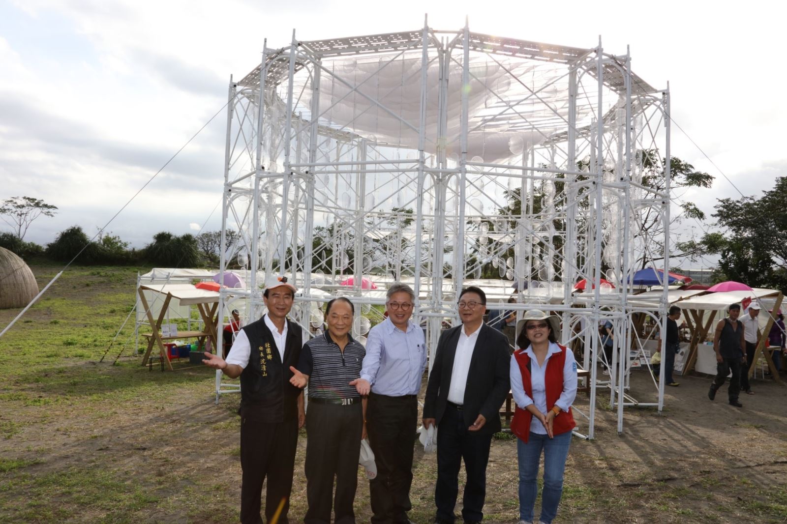 The senior guests take a group photo in front of the work Yu