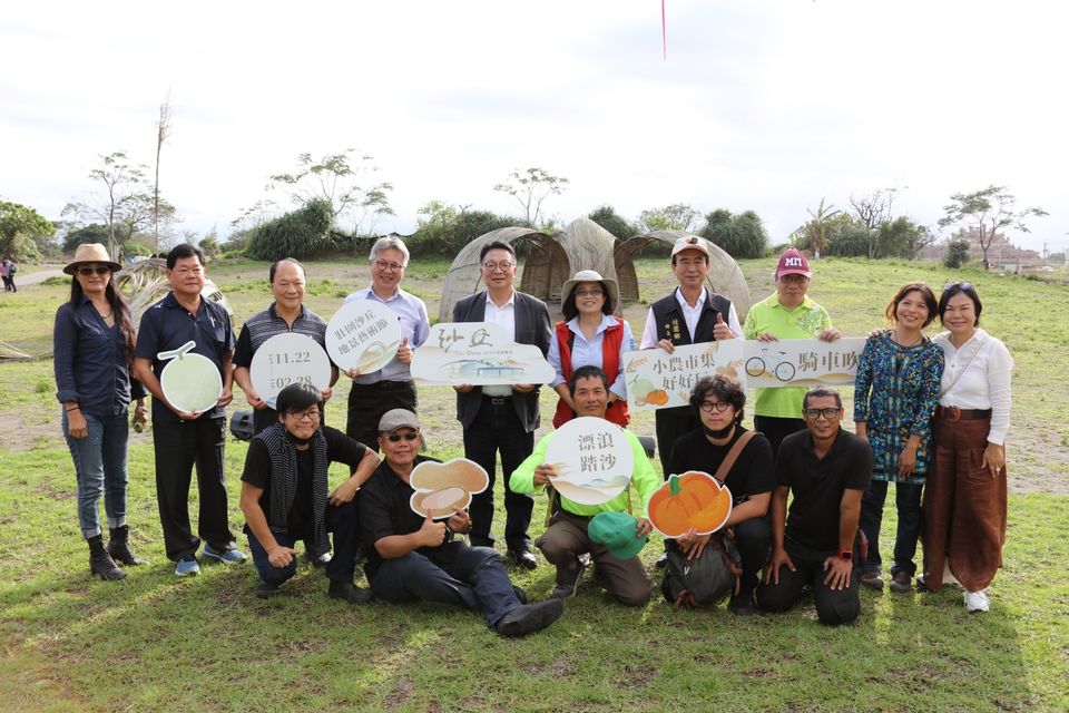 The VIP guests take a group photo outside the Zhuangwei Dune Tourism Service Park