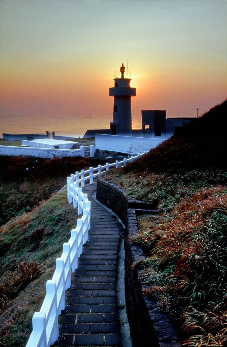 Sandiaojiao Lighthouse welcomes the dawn