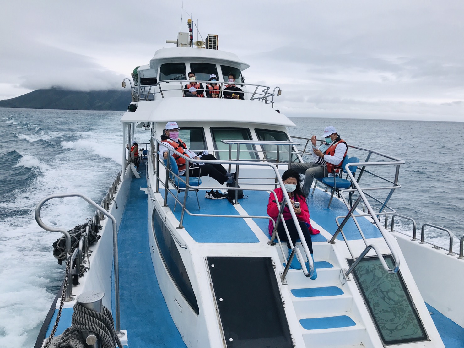 龜山島遊客坐船