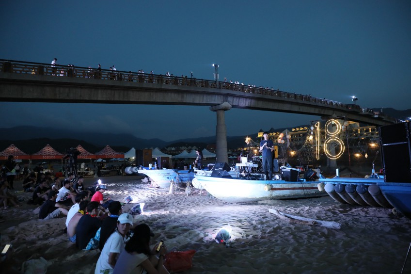 Menikmati musik di pantai