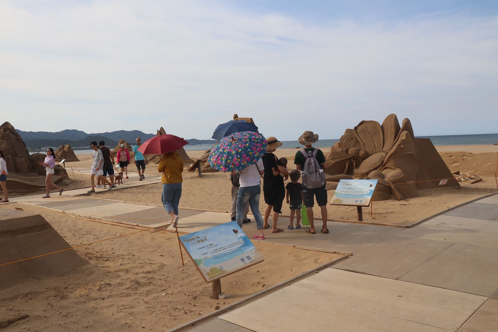 Sand sculpture using wooden plank road