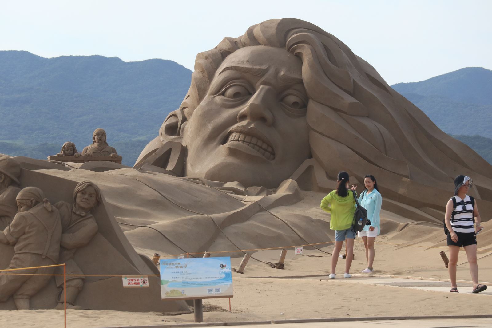 Гигантская скульптура из песка
