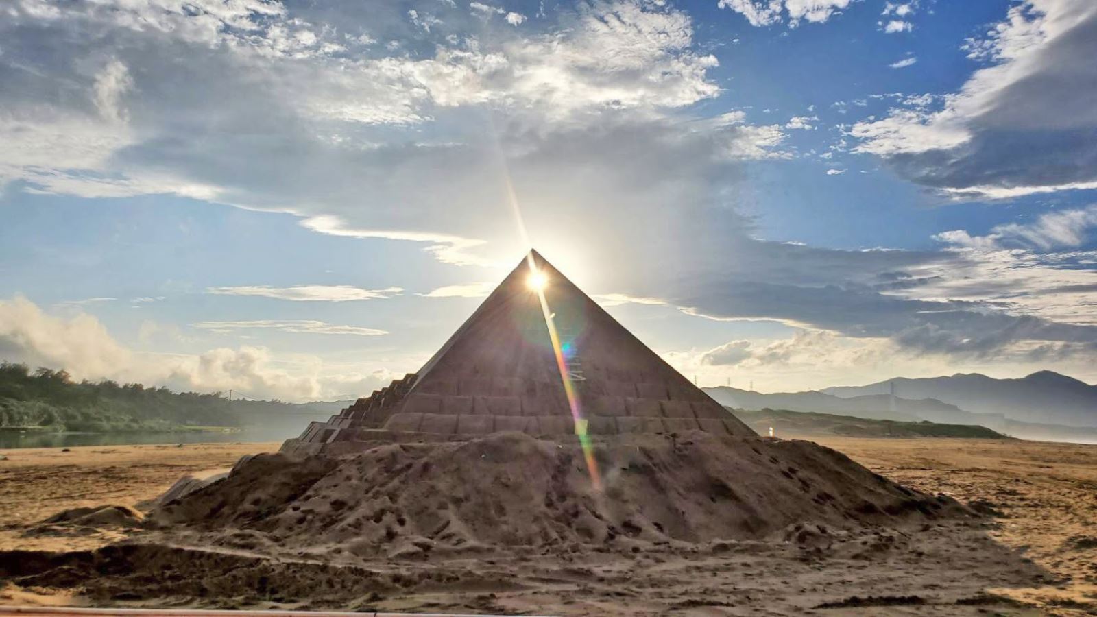 Sand sculpture watching the hanging sun