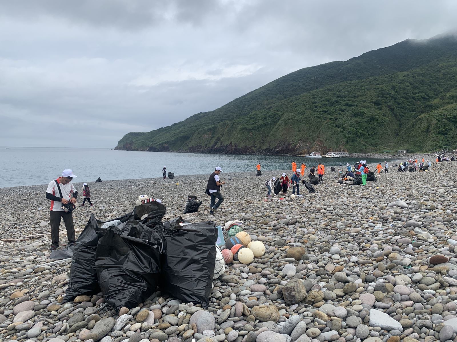 Nhặt rác ở một bãi biển sạch