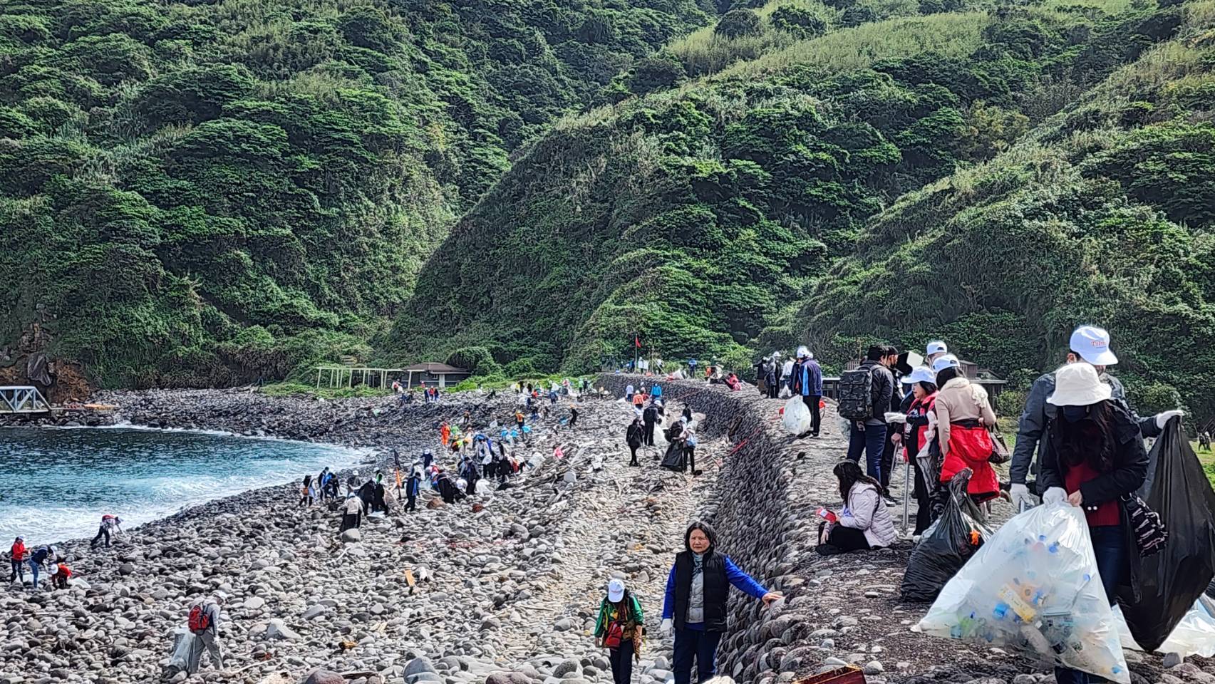 귀산도(Guishan Island) 해변 청소 활동