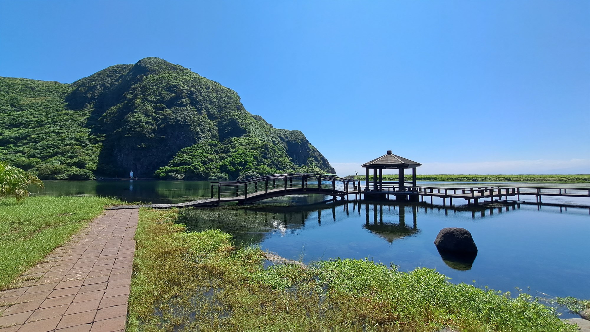 Pemandangan indah dari jalan setapak di sekitar danau-Danau Guwei