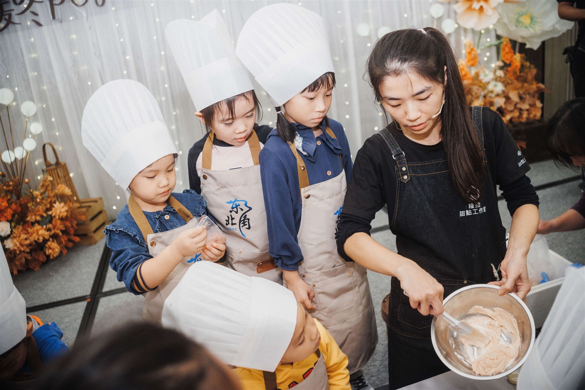 孩子們專心聽DIY流程