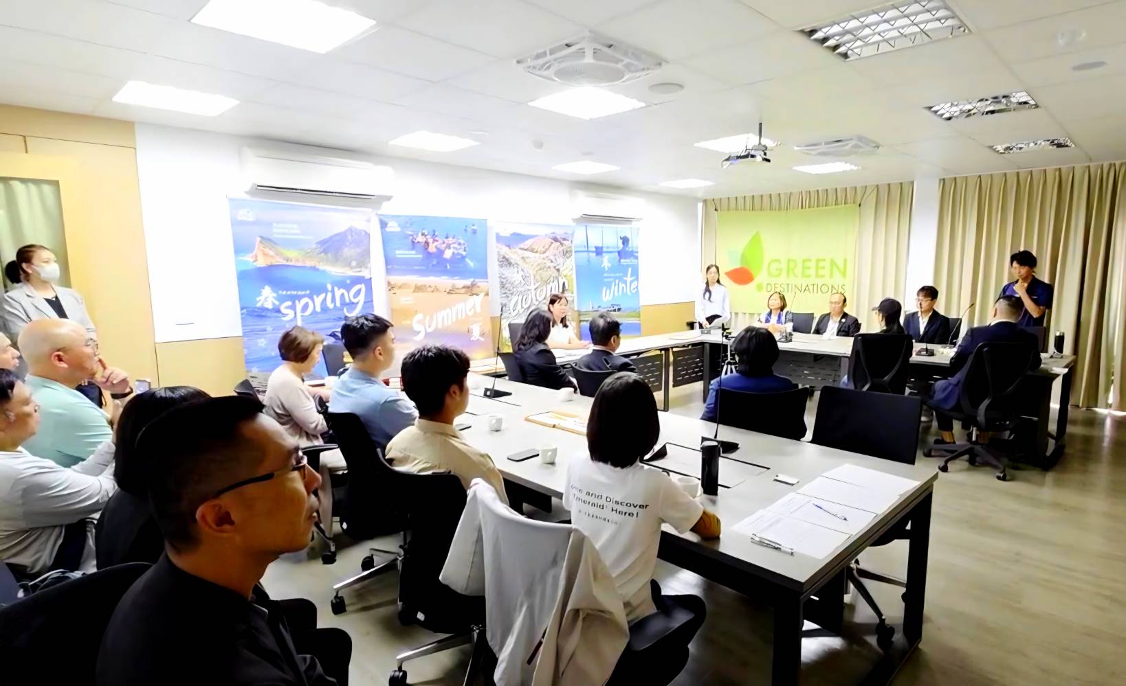 東北角管理處游麗玉處長與取得查核通過標章業者