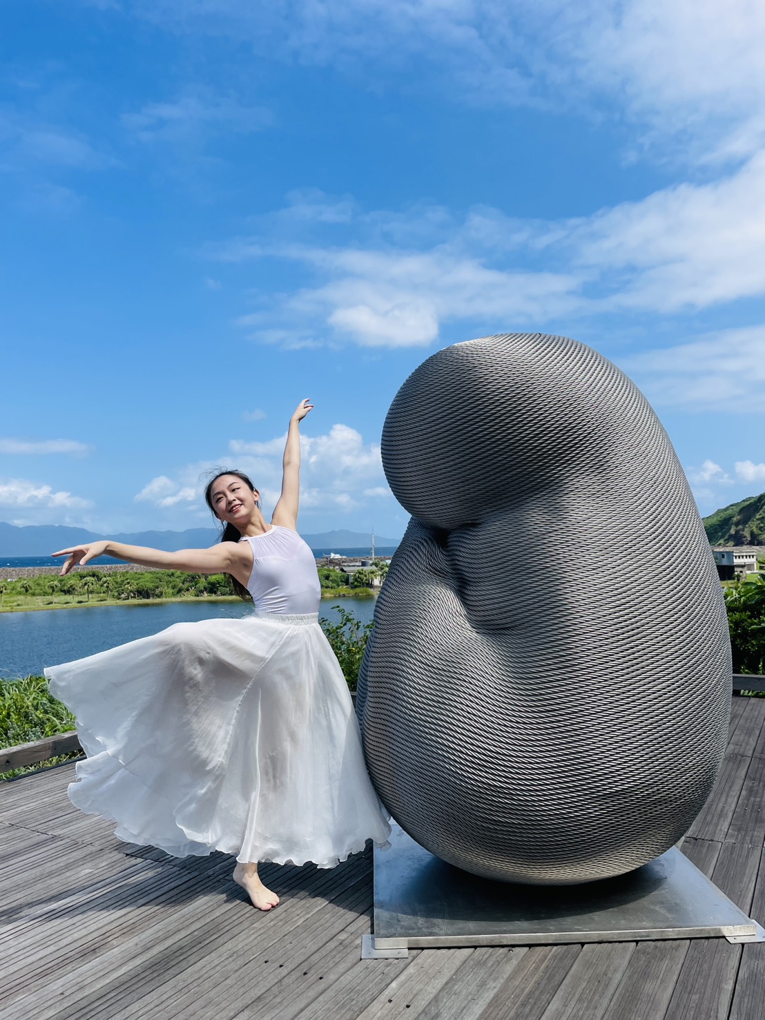 舞者以優美身姿與藝術作品共舞