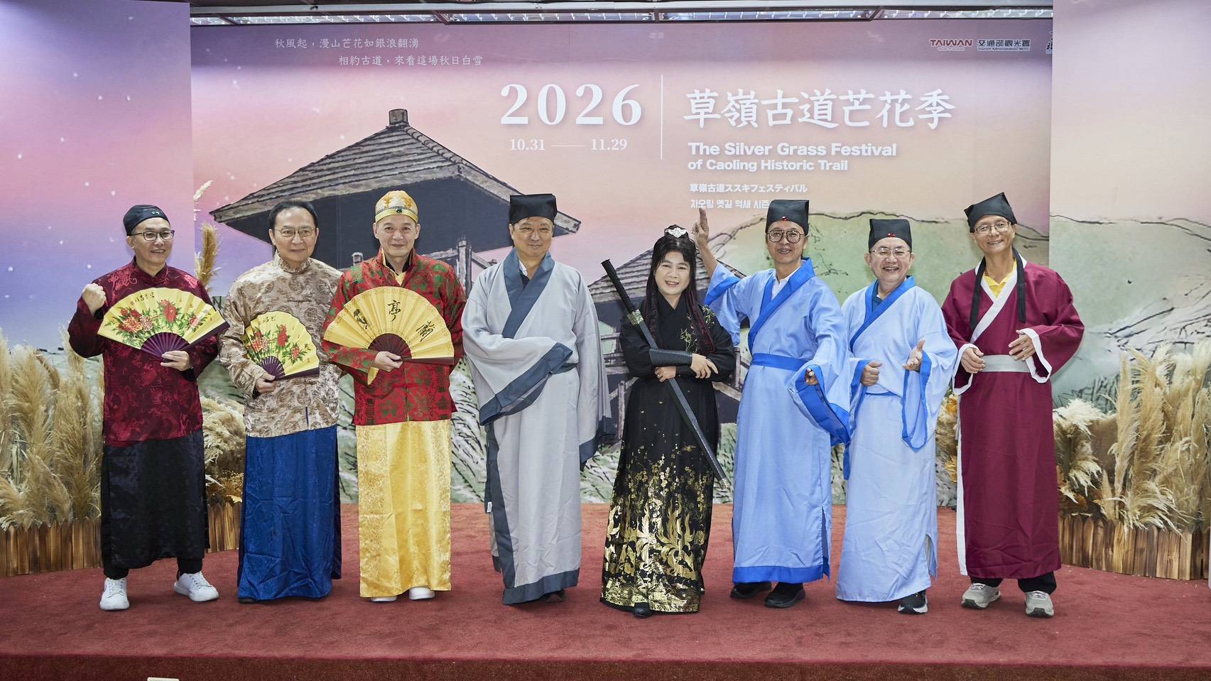 記者會長官合影