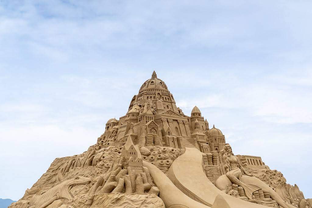 Visitors are encouraged to appreciate high-quality sand sculptures at Fulong Beach in the afternoons.
