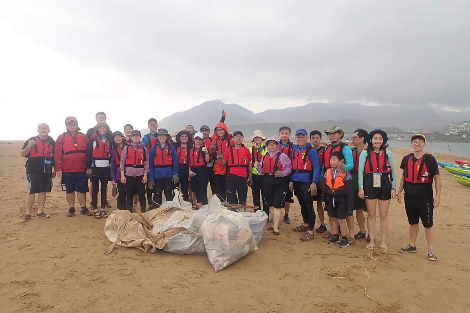 พายเรือแคนูเล่นบนชายหาดที่สะอาด