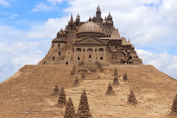 Место проведения этого года основано на фэнтезийном мире 10-летней девочки. Песочные скульптуры Sands City Carnival богаты разнообразием, на 100% привлекательные и непрерывные похвалы! Этот впечатляющий замок из песка и игривый человек-паук очень живой!