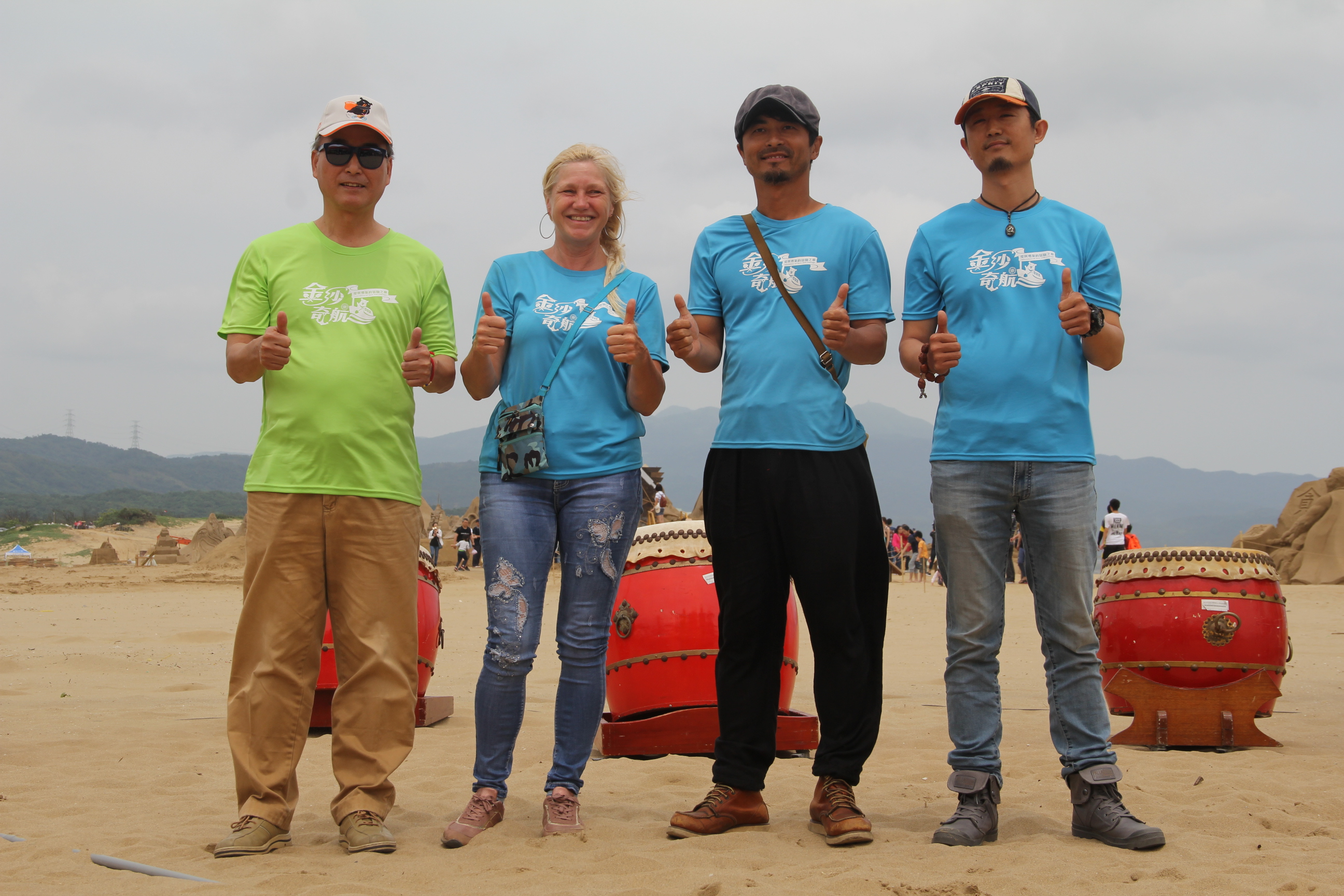 Lin Kunyuan, the chief of the Tourism Bureau of the Ministry of Communications, Irina Sokolova, the first Belgian sand sculpturer in the international competition, the second Japanese sand sculpture master, Paula Toshihiko, and the third Chinese sand sculpture master, Wang Jie (from left to right)