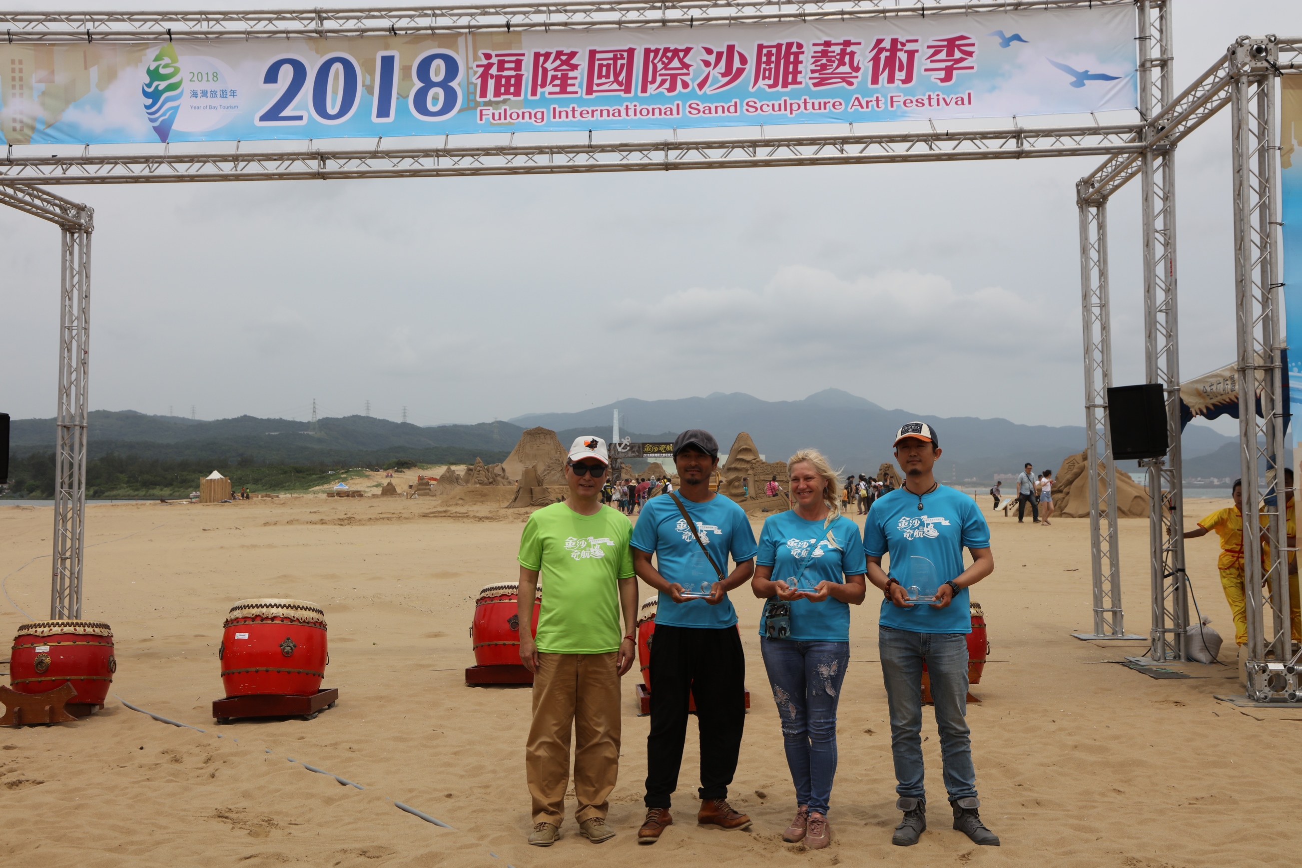 Лин Куньюань, начальник бюро по туризму Министерства связи, и три лучшие фотографии международного конкурса (слева направо).