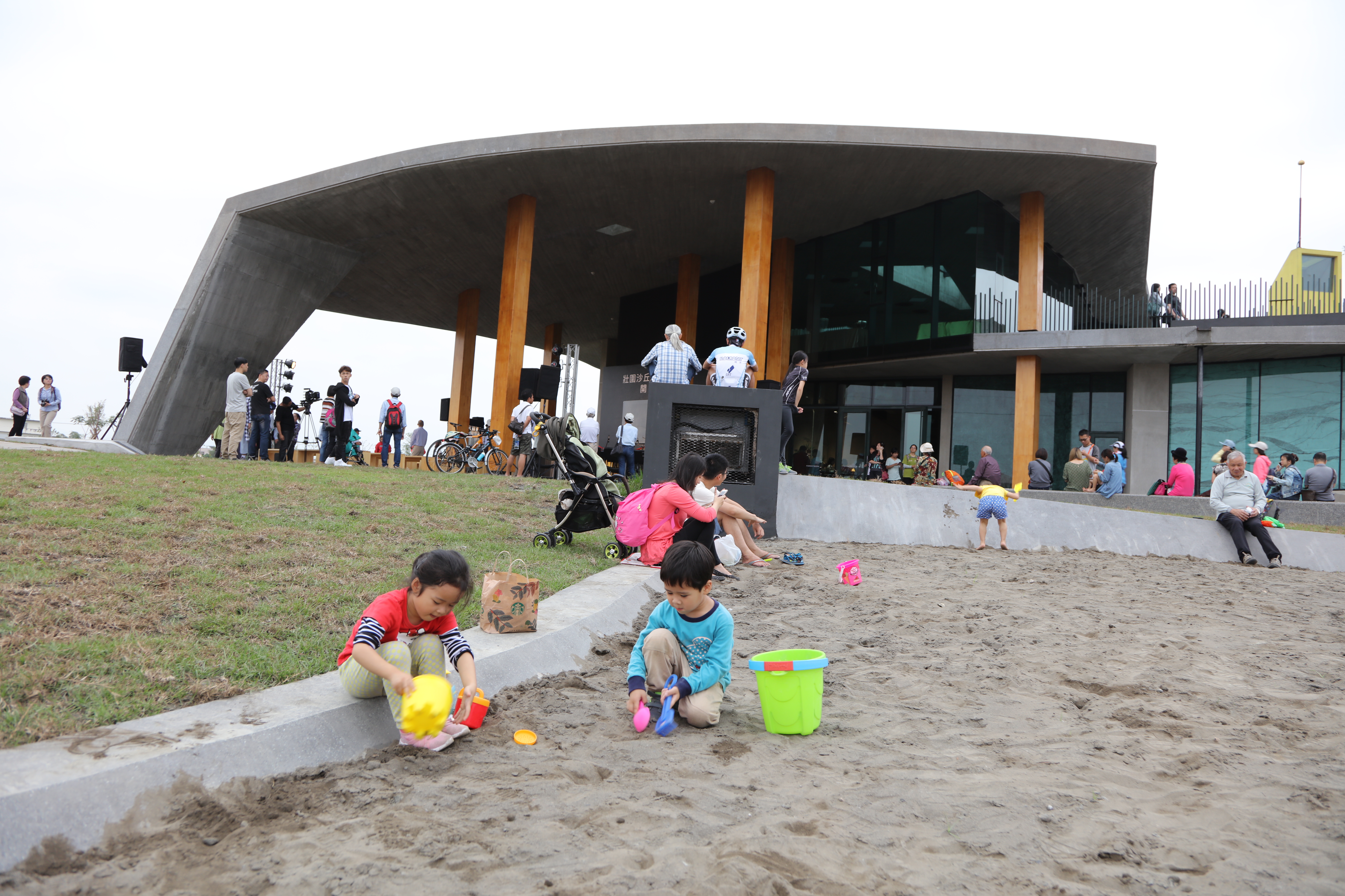 Zhuangwei Sand Dunes Tourist Service Park는 공식적으로 공원을 개설했습니다.