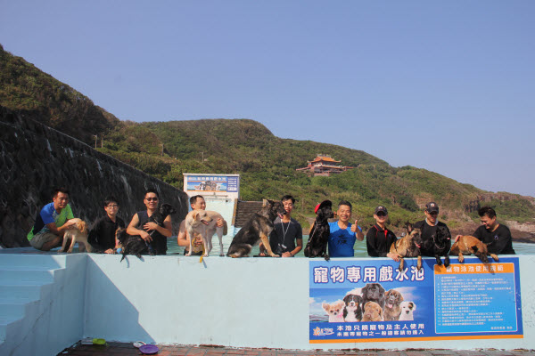 The police dog inspector Pan Tianlong said that the dogs usually have to carry out dynamic and static search for suitcases, dynamic crowd search, car bursting in the car, and arresting fugitives and defenses. For them, sea swimming is not only relaxing but also relaxing. It can also improve the flexibility of the limbs, and make them familiar with water, carry out water search and rescue training, and will continue to cooperate with the park in the future, and bring them to the saltwater pool in batches. Veterinarians also advise that when people have time, they can arrange water holidays for their baby, promote their metabolism, increase their heart and lung function, rehabilitate bones and joints, etc., and cultivate an interactive understanding with their owners.