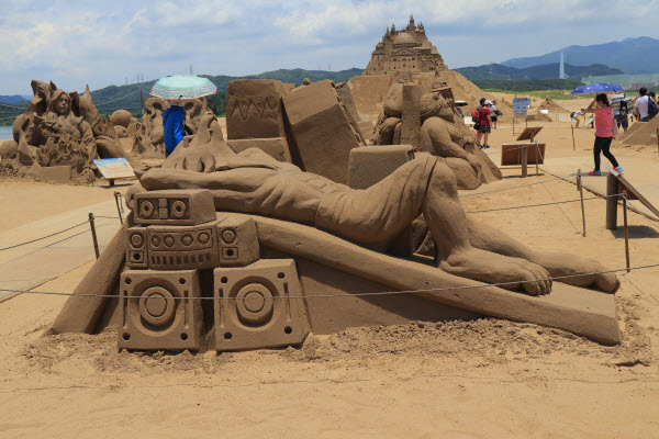 "The sand sculpture can only be seen, can't touch?" The organizer heard the voice of the people. After the closing ceremony, the "Zero Distance Sand Sculpture Interactive Zone" was opened at 4 pm on the same day. It was open to the public, including "Sunbathing Werewolf" and " Three sand sculptures, such as Tiger Aunt and Witch, and Cthulhu and Captain, allow the audience to get close contact, such as touching, hugging, and other non-hazardous movements. It is a special experience that cannot be enjoyed by a certain distance. On the closing day, the people are invited to experience the most special interaction of sand sculptures, leaving the exclusive Sands memories!