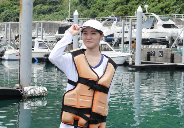 Qiu Yuxin, the sister of the boat, said that when she traveled abroad, she saw many girls open yachts to play, and many local boats are very convenient to rent, so I am interested in taking a license and going out for vacation. You can enjoy the pleasure of sailing a boat.