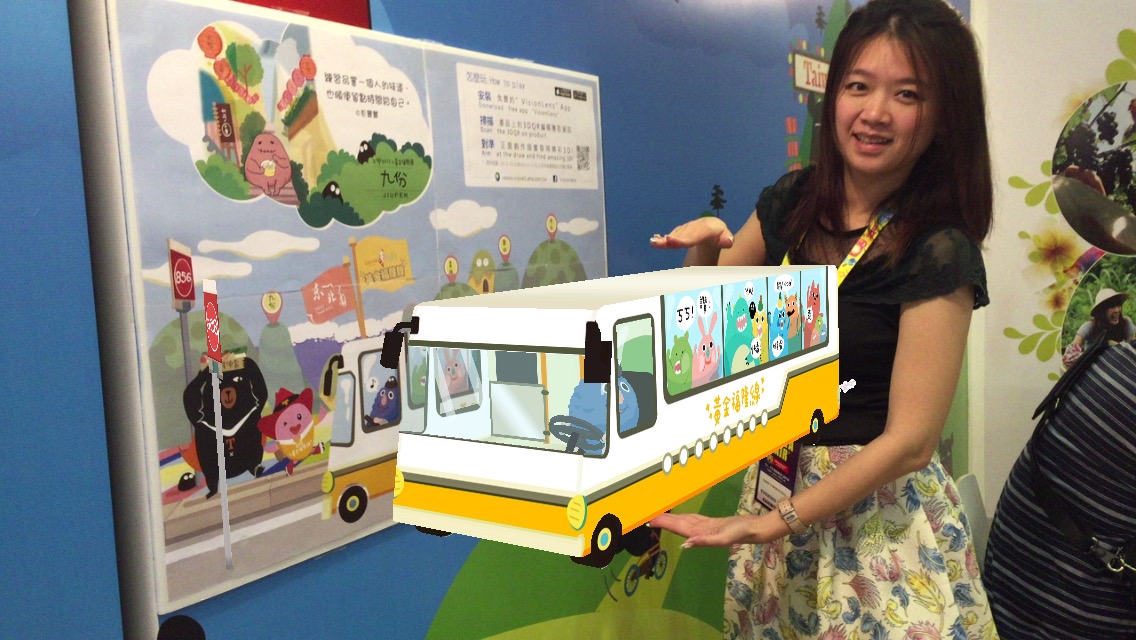 民眾於旅展現場體驗台灣好行公車3D互動技術