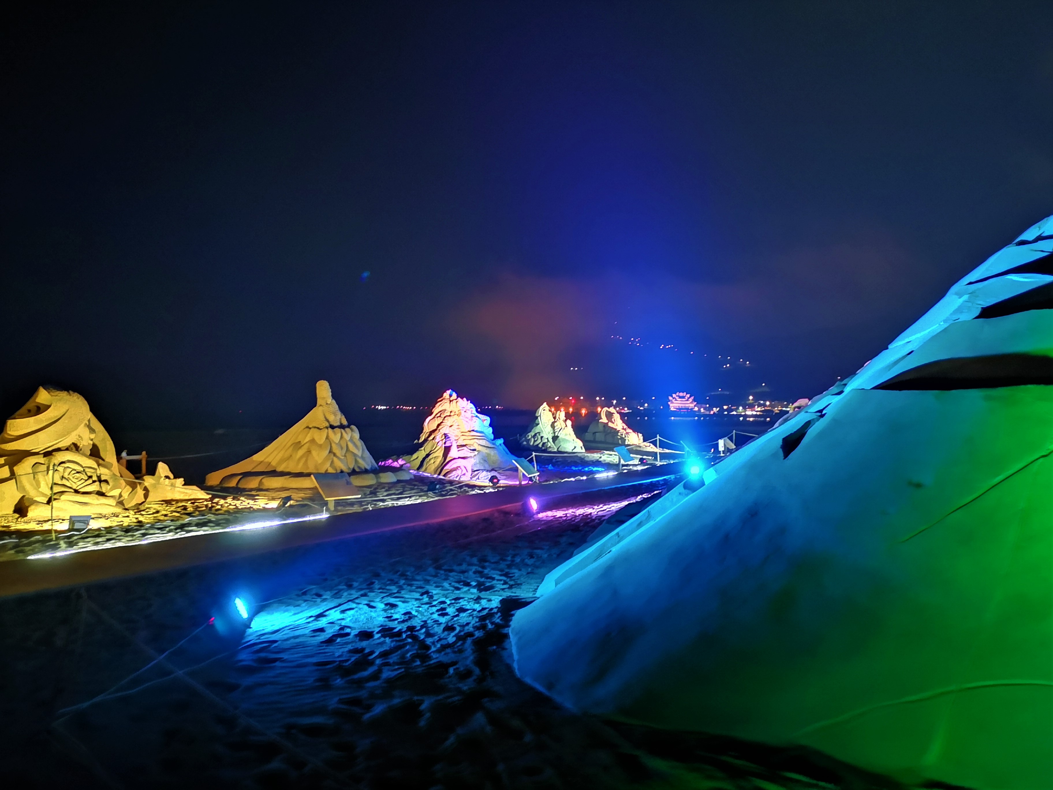 Фу Rongtu сказал, что 4-Фулун Ночная выставка песчаных скульптур была торжественно открыта с 6,1 до 7,15.