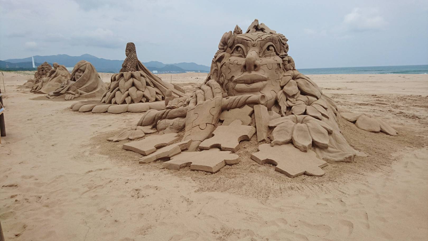 첫 작품-벨기에 모래 조각가 이리나 소 콜로 바의 "영감"