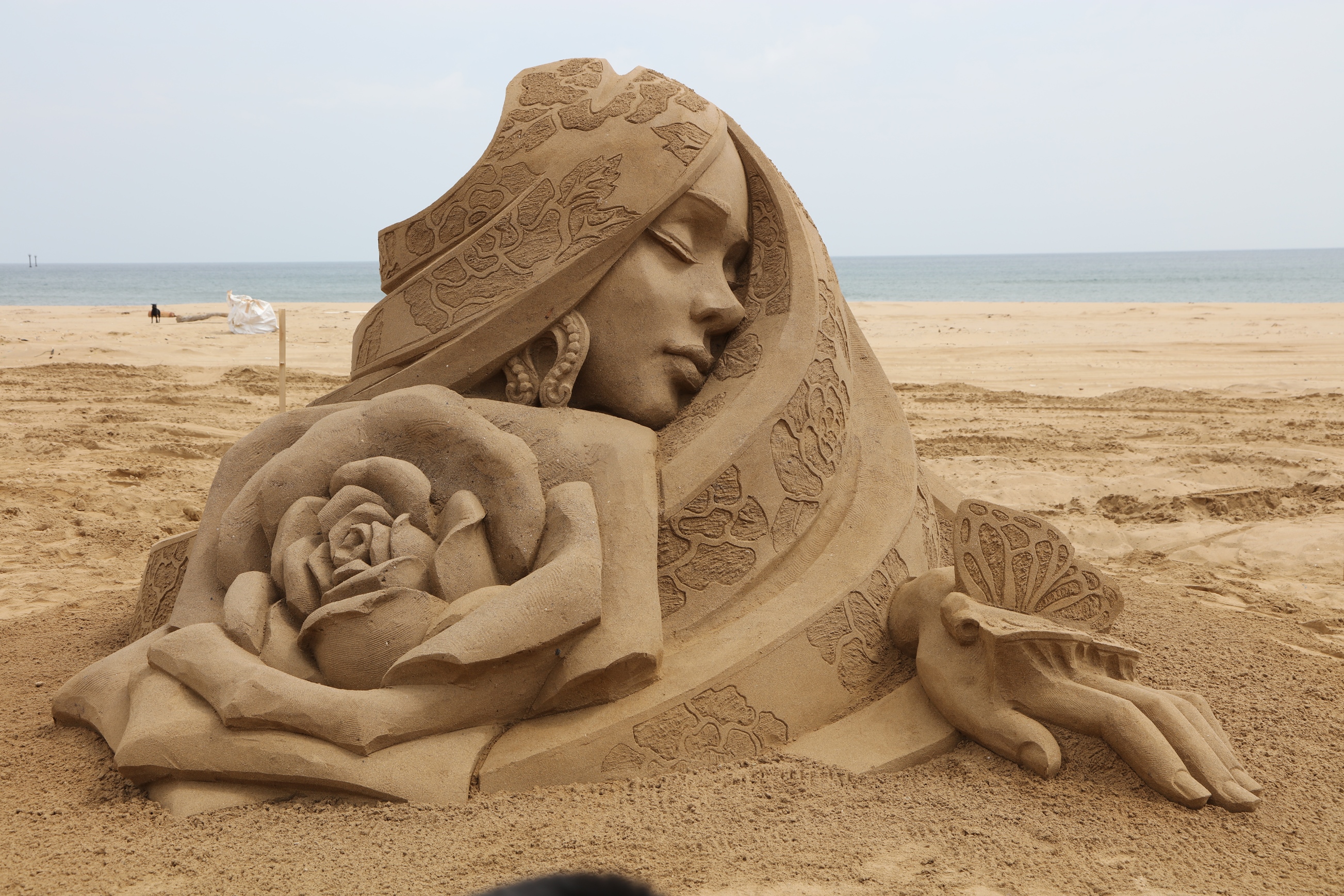 Tempat ketiga dan Penghargaan Shovel Emas - master patung pasir Cina Wang Jie "Warna Nasional"