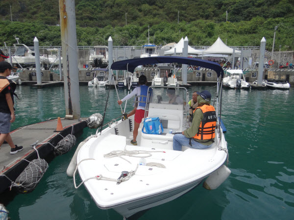 The exam consists of seven major projects, such as driving off the dock, S-shaped, turning 90 degrees, linear acceleration, straight-line reversing, personnel search and rescue, and berthing docks. The most difficult thing to pass is the berthing pier. About 20% of the candidates are deducted each time. ! Coach Xu pointed out that the boat did not brake, and when it approached the dock, it was very tense. In addition, the throttle of the ship was different from that of the car. The driver’s license was often mistaken and hit the dock!