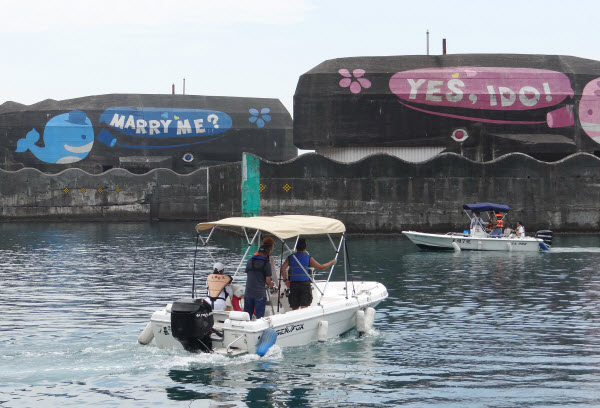 Direktur Chen Meixiu dari Wilayah Timur Laut dan Kantor Manajemen Area Pemandangan Pantai Yilan mengatakan bahwa menurut data pada aplikasi untuk lisensi kapal pesiar oleh Administrasi Bandara Kementerian Perhubungan, jumlah pengunjung di "Pangkalan Kapal Pesiar Longdong" telah meningkat 4 hingga 4 per tahun. -3%, usia pemain juga dari 45-55 tahun, dan rata-rata adalah 40-50 tahun. Dapat dilihat bahwa orang-orang muda semakin terlibat dalam rekreasi kapal pesiar. Oleh karena itu, pengemudi diharuskan berbeda dari tempat pelatihan lain, kecuali untuk latihan latihan. Di luar kapal, perlu memperhatikan masalah keselamatan seperti pemeliharaan kapal, etiket berlayar, peraturan, dll., Untuk menciptakan lingkungan yang paling profesional dan aman untuk kapal yang digunakan sendiri di Taiwan Utara.