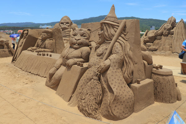 "The sand sculpture can only be seen, can't touch?" The organizer heard the voice of the people. After the closing ceremony, the "Zero Distance Sand Sculpture Interactive Zone" was opened at 4 pm on the same day. It was open to the public, including "Sunbathing Werewolf" and " Three sand sculptures, such as Tiger Aunt and Witch, and Cthulhu and Captain, allow the audience to get close contact, such as touching, hugging, and other non-hazardous movements. It is a special experience that cannot be enjoyed by a certain distance. On the closing day, the people are invited to experience the most special interaction of sand sculptures, leaving the exclusive Sands memories!