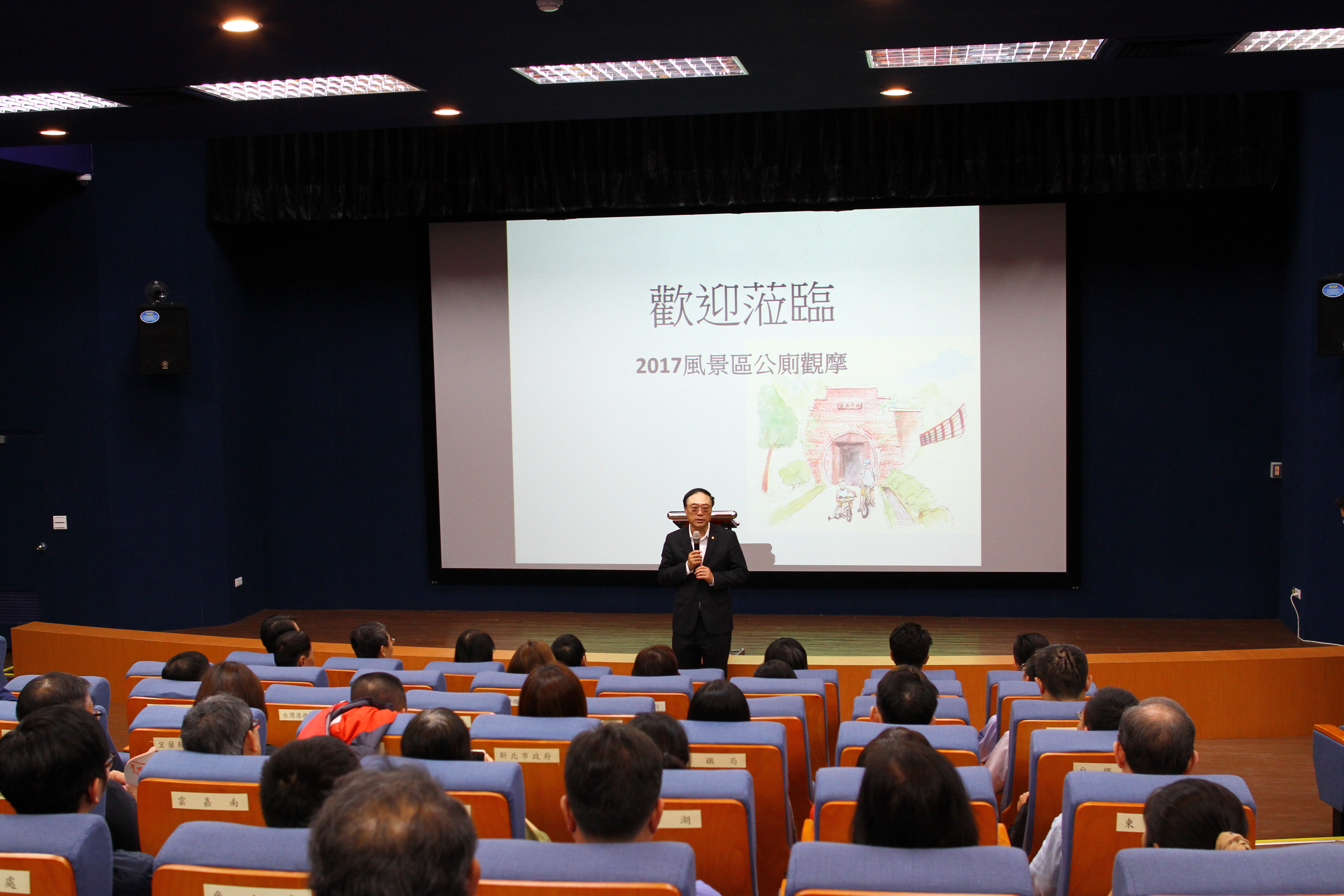 Zhou Yonghui 씨 관광국 국장은 6S 개념으로 공중 화장실을 관리 할 것을 관리 사무소에 장려했습니다.