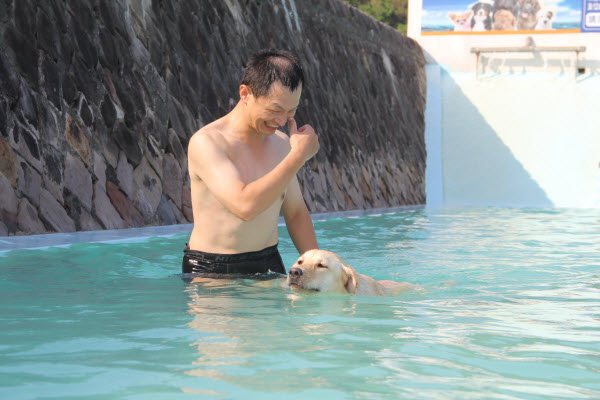 Полицейская собака Fuxing супер мило поза плавание