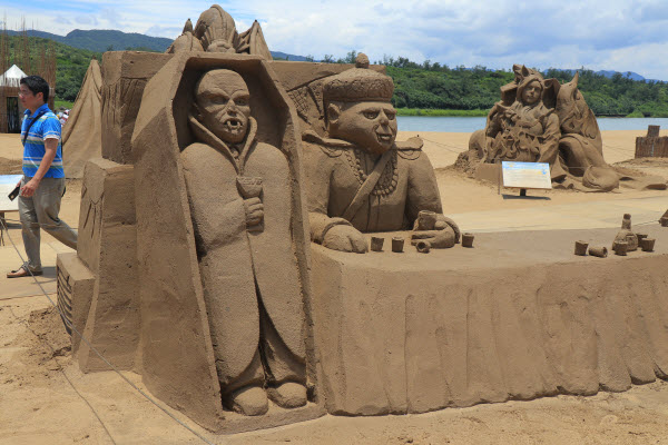 "The sand sculpture can only be seen, can't touch?" The organizer heard the voice of the people. After the closing ceremony, the "Zero Distance Sand Sculpture Interactive Zone" was opened at 4 pm on the same day. It was open to the public, including "Sunbathing Werewolf" and " Three sand sculptures, such as Tiger Aunt and Witch, and Cthulhu and Captain, allow the audience to get close contact, such as touching, hugging, and other non-hazardous movements. It is a special experience that cannot be enjoyed by a certain distance. On the closing day, the people are invited to experience the most special interaction of sand sculptures, leaving the exclusive Sands memories!