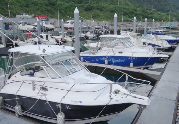 Manajer umum Longdong Four Seasons Bay Lin Shiyu mengatakan bahwa Pelabuhan Longdong Yacht memiliki lanskap berbatu kelas dunia, dan juga sebuah resor menyenangkan snorkeling dan kano laut, juga murah untuk parkir, dekat dengan kota metropolitan, dan memiliki landai di area pelabuhan untuk memfasilitasi pemilik untuk mengemudi dan turun. Dengan keunggulan kondisi, telah ditempatkan di lima kapal sejak tahun 1998, dan pada saat ada 69 kapal dalam 106 tahun, telah menetapkan rekor untuk jumlah tempat berlabuh dalam sejarah.