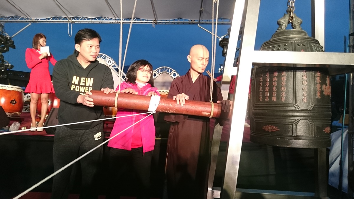 Huang Guochang, anggota Dewan Legislatif dari kiri, dan Chen Meixiu, Direktur Kantor Manajemen Area Pemandangan Timur Laut dan Area Pemandangan Nasional Pantai Yilan, bersama dengan Master of the Lingbi Mountain No.